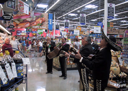 A MARIACHI BAND ENTERTAINING CUSTOMERS AT THE NEW BASTROP HEB STORE
